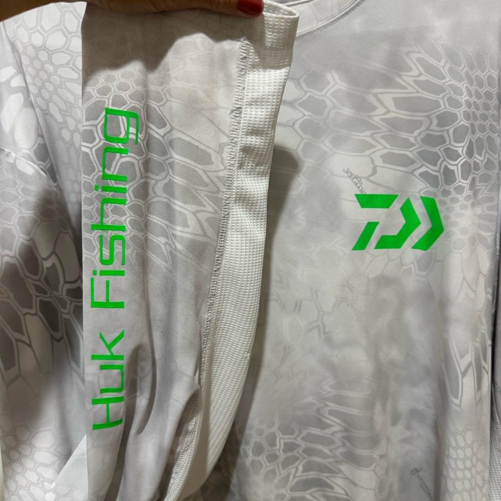 Huk Performance Shirt in Subtle Gray and green